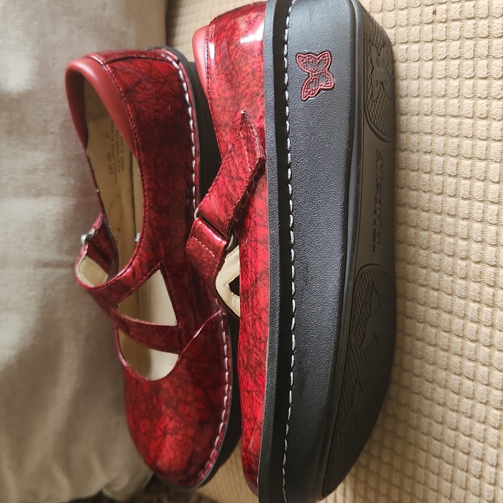 Alegria Shiny Red Dress Shoes SIZE 37 - Picture 3 of 11